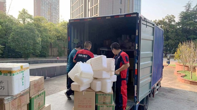 阜新醫(yī)院搬遷設備公司員工認真學習